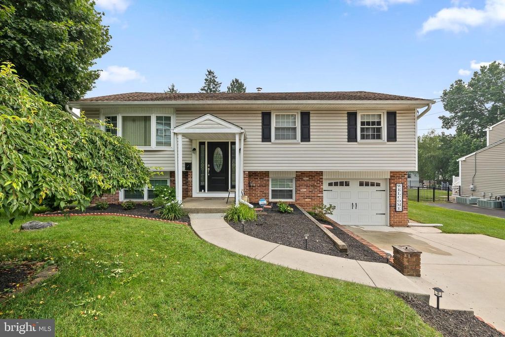 2255 HILLSIDE LN, Aston, PA 19014