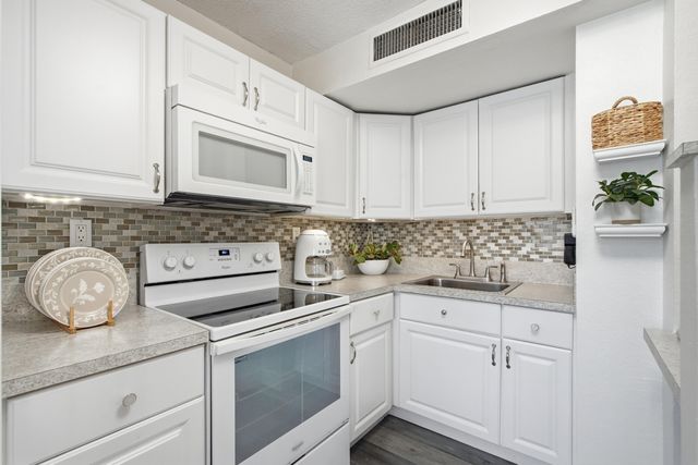 1200 Colonnades Drive 102, Fort Pierce, FL 34949