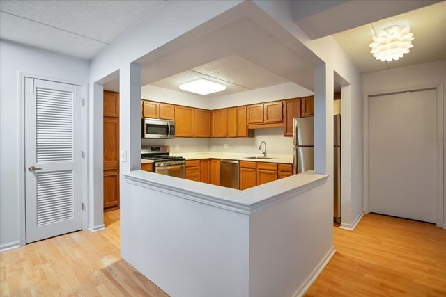 5360 N Lowell Avenue 311, Chicago, IL 60630