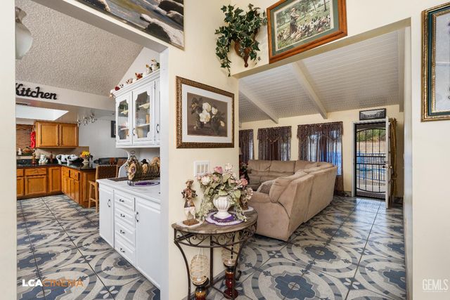 2704 El Portal Drive, Bakersfield, CA 93309