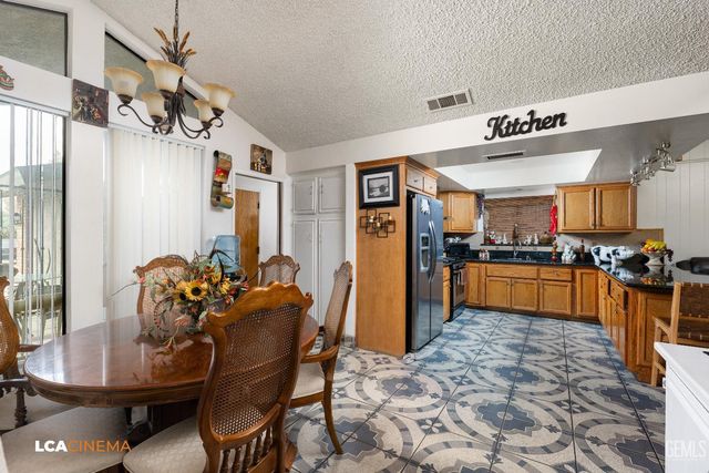 2704 El Portal Drive, Bakersfield, CA 93309