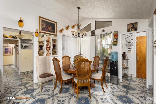 2704 El Portal Drive, Bakersfield, CA 93309