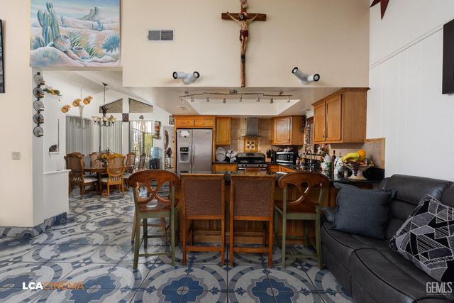 2704 El Portal Drive, Bakersfield, CA 93309