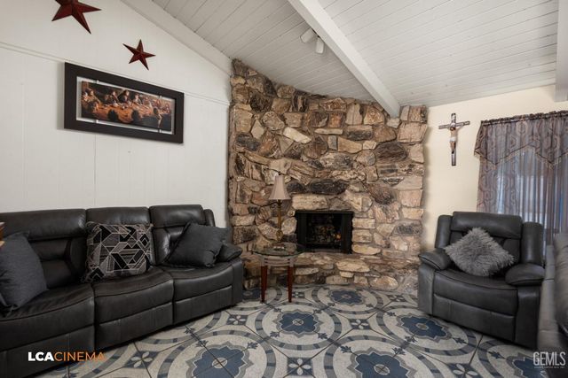 2704 El Portal Drive, Bakersfield, CA 93309