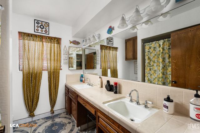 2704 El Portal Drive, Bakersfield, CA 93309