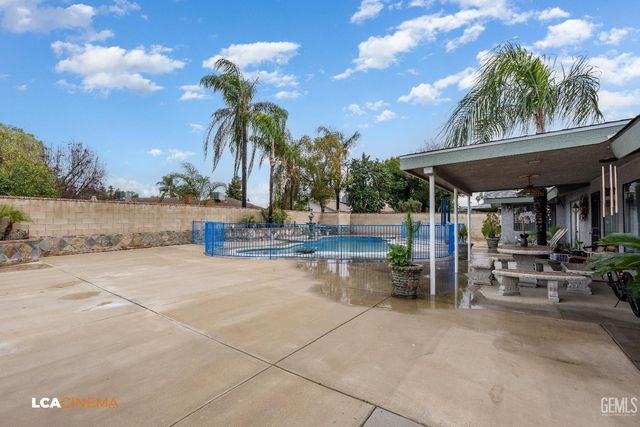 2704 El Portal Drive, Bakersfield, CA 93309