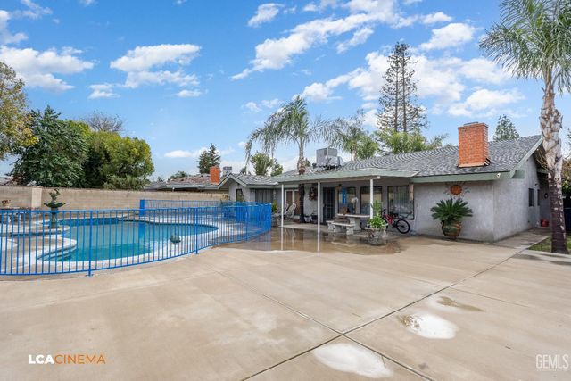 2704 El Portal Drive, Bakersfield, CA 93309