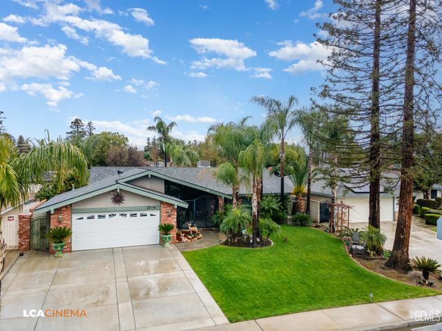 2704 El Portal Drive, Bakersfield, CA 93309