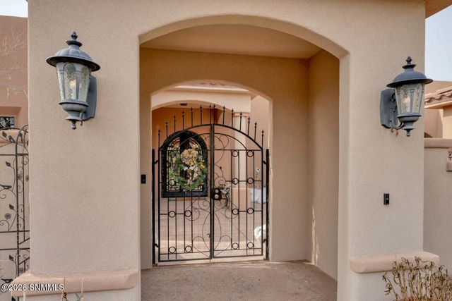 810 Roadrunner Circle, Las Cruces, NM 88011