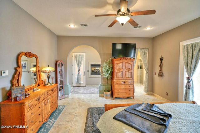 810 Roadrunner Circle, Las Cruces, NM 88011