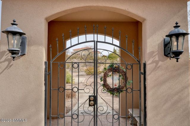 810 Roadrunner Circle, Las Cruces, NM 88011