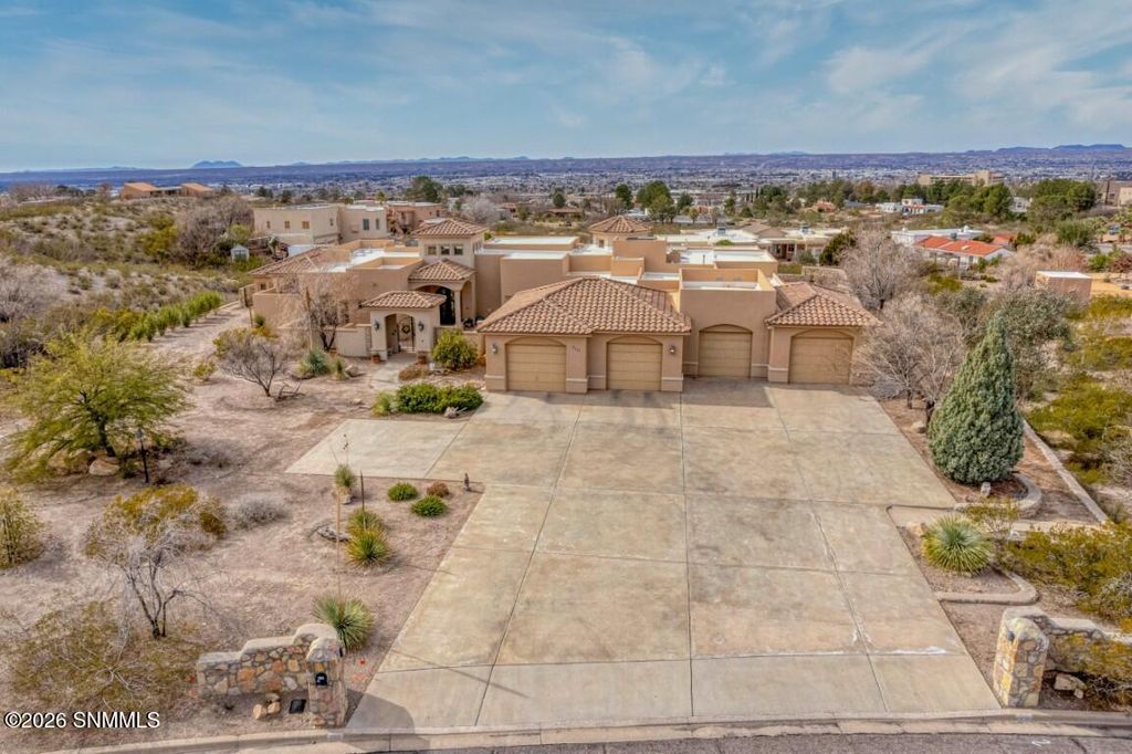 810 Roadrunner Circle, Las Cruces, NM 88011