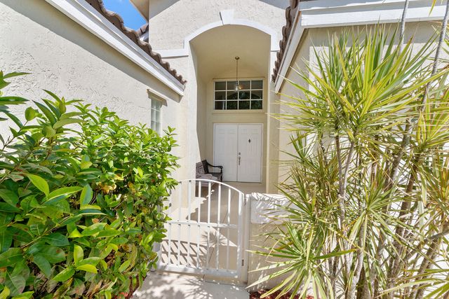 2016 Island Circle, Weston, FL 33326