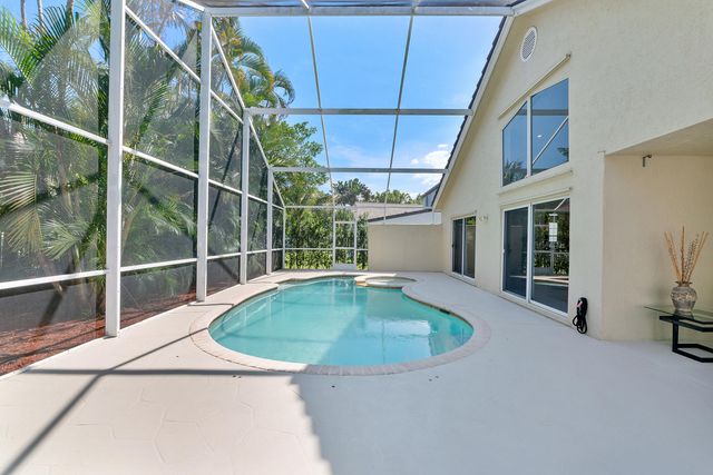 2016 Island Circle, Weston, FL 33326
