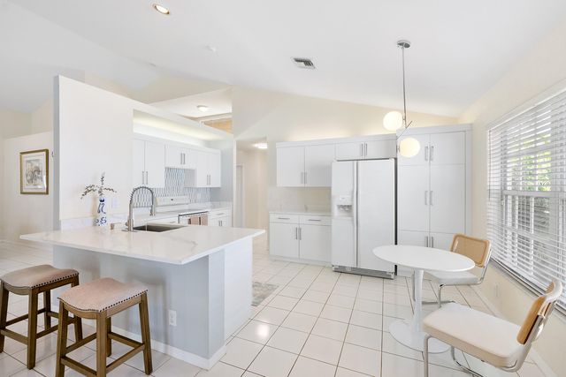2016 Island Circle, Weston, FL 33326