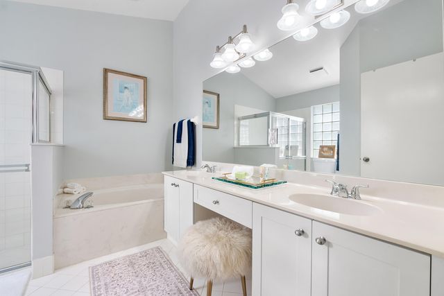 2016 Island Circle, Weston, FL 33326