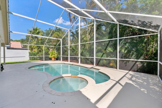 2016 Island Circle, Weston, FL 33326