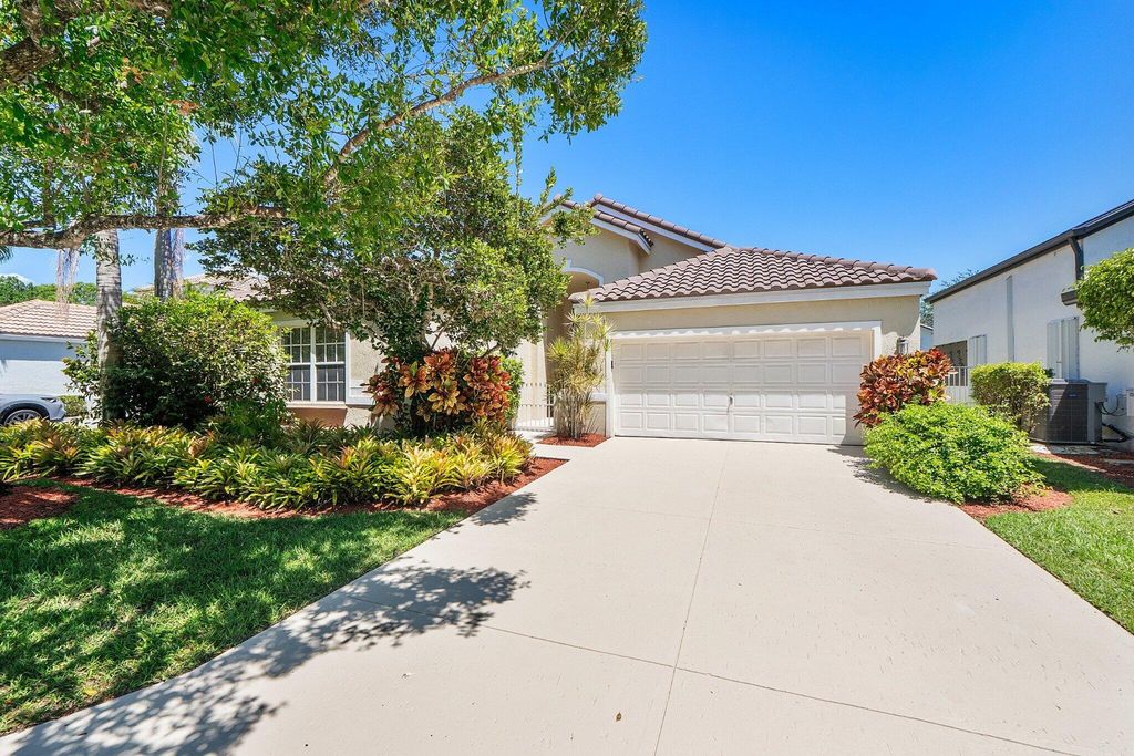 2016 Island Circle, Weston, FL 33326
