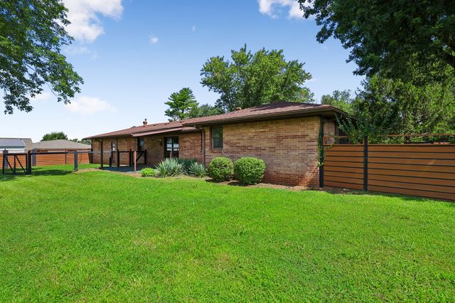 203 Kelly Dr, Decherd, TN 37324