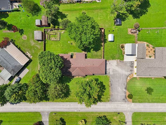 203 Kelly Dr, Decherd, TN 37324