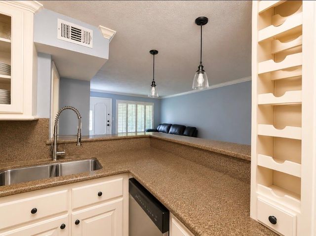 6492 Bayou Glen Road, Houston, TX 77057