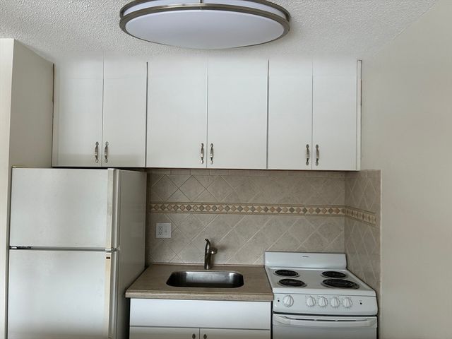 1 Summit Dr. 33, Reading, MA 01867