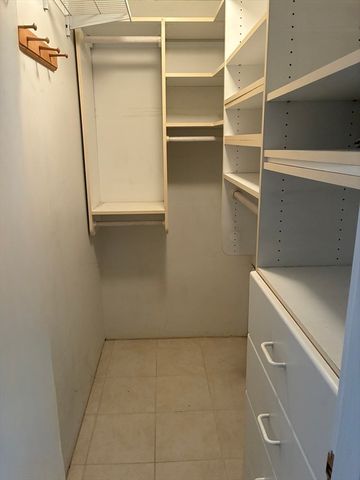 1 Summit Dr. 33, Reading, MA 01867