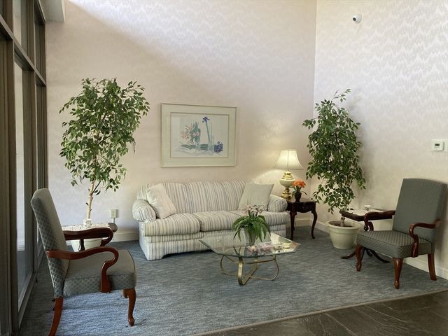 1 Summit Dr. 33, Reading, MA 01867