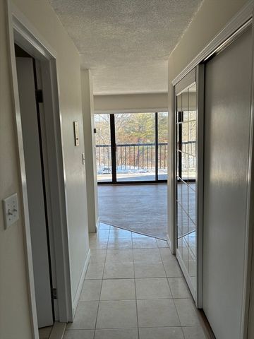 1 Summit Dr. 33, Reading, MA 01867