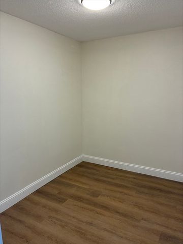 1 Summit Dr. 33, Reading, MA 01867