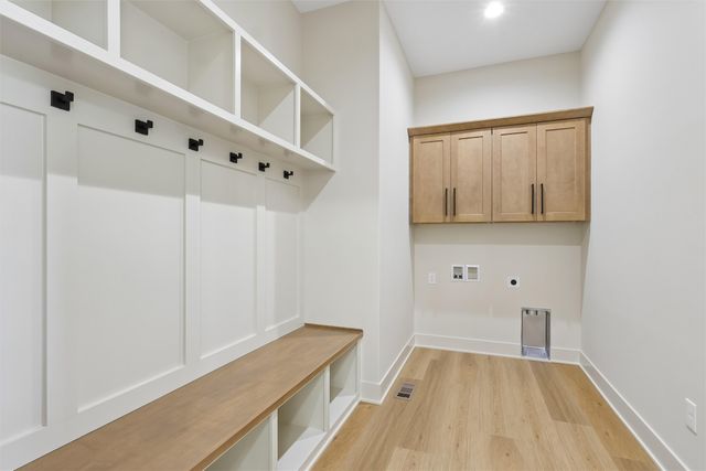 17203 Brookview Drive, Urbandale, IA 50323