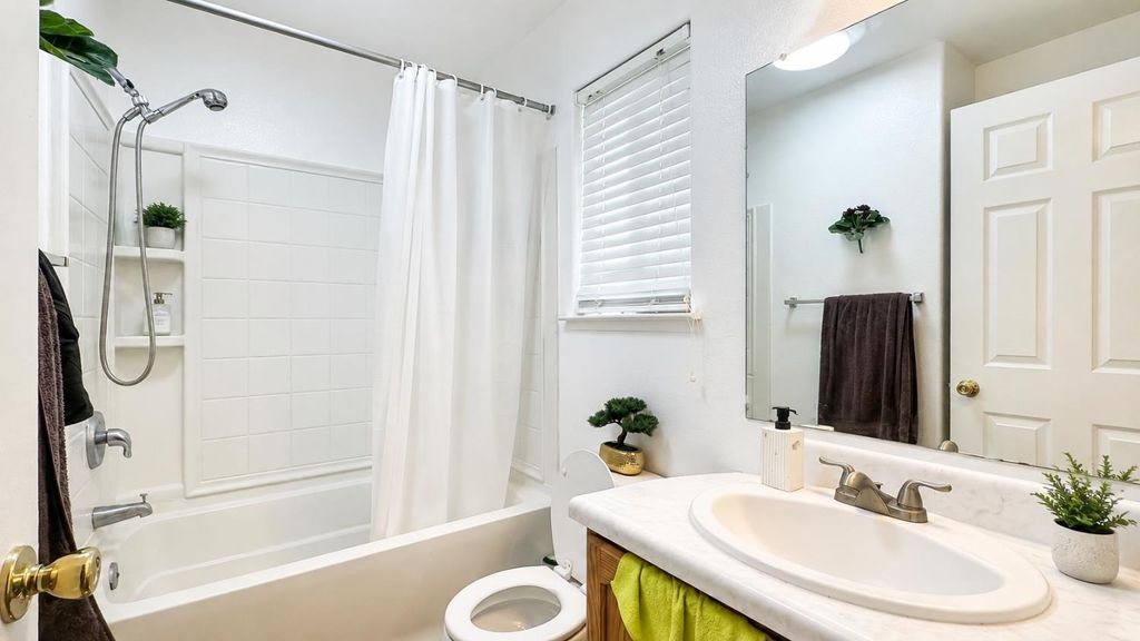 Image 12 of property listing at 3004 Northhill Street, Selma, CA 93662
