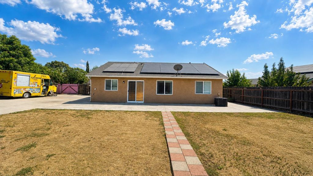 Image 17 of property listing at 3004 Northhill Street, Selma, CA 93662