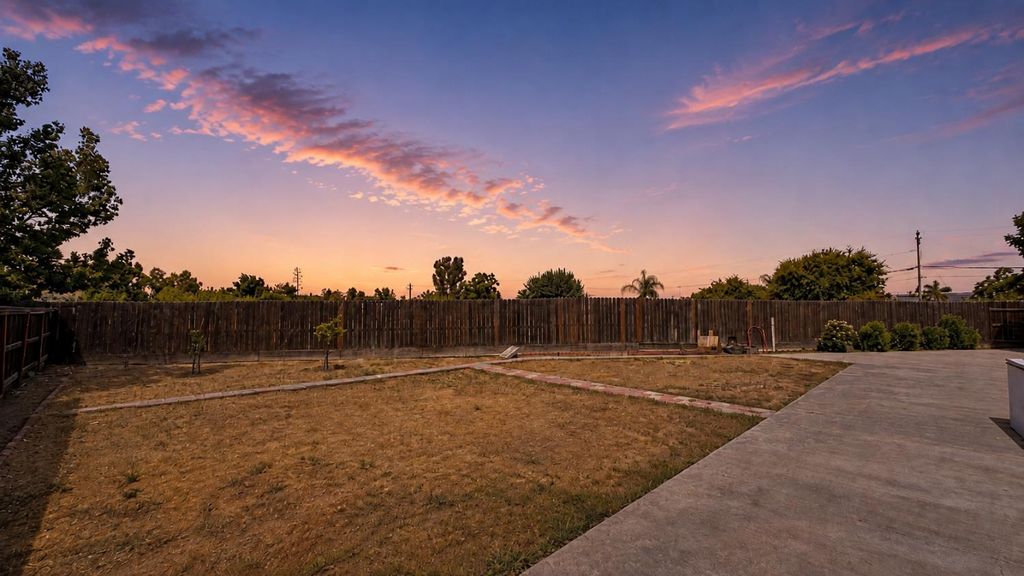 Image 18 of property listing at 3004 Northhill Street, Selma, CA 93662