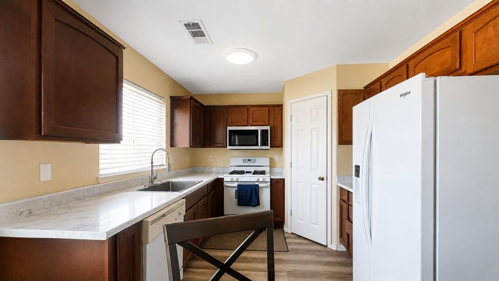 Image 4 of property listing at 3004 Northhill Street, Selma, CA 93662
