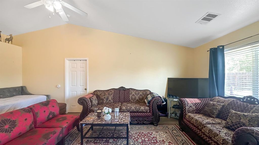 Image 6 of property listing at 3004 Northhill Street, Selma, CA 93662
