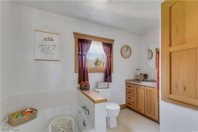 16236 Old State Road, Middlefield, OH 44062