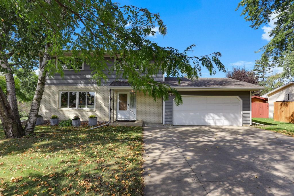 10934 Southview Drive, Burnsville, MN 55337