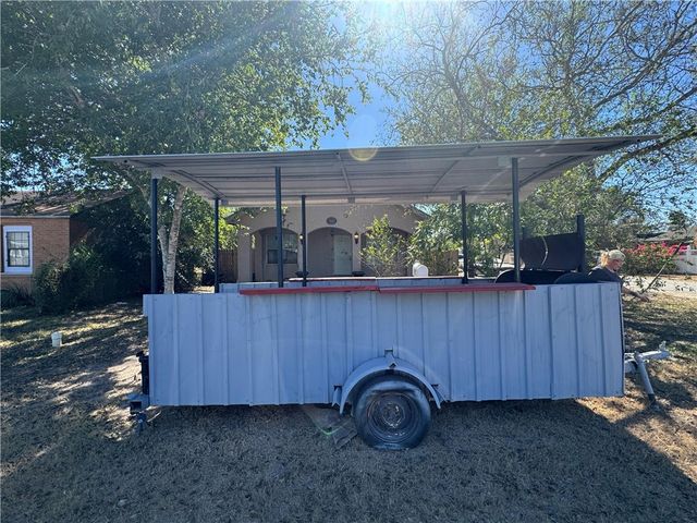 122 5th St W, Alice, TX 78332