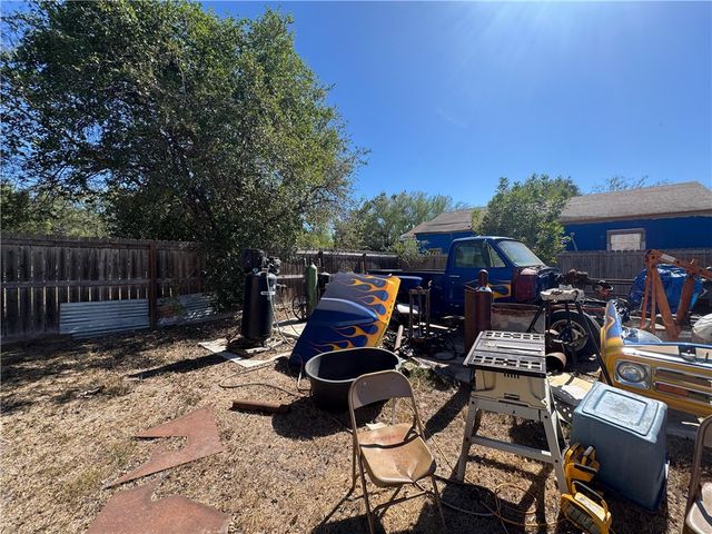 122 5th St W, Alice, TX 78332