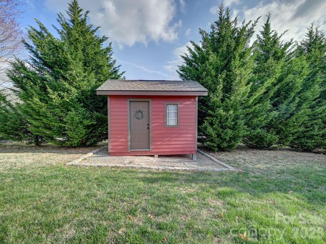 199 Macedonia Road, Asheville, NC 28804