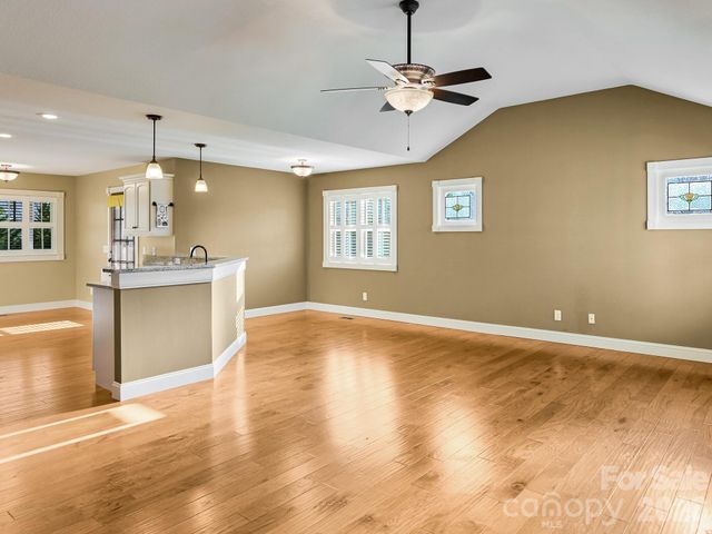 199 Macedonia Road, Asheville, NC 28804