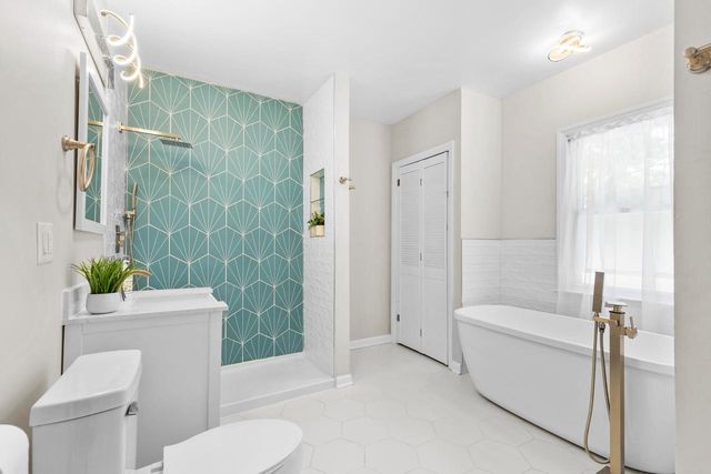 2559 S 84th STREET, West Allis, WI 53227