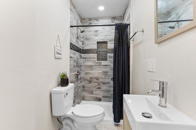 2559 S 84th STREET, West Allis, WI 53227