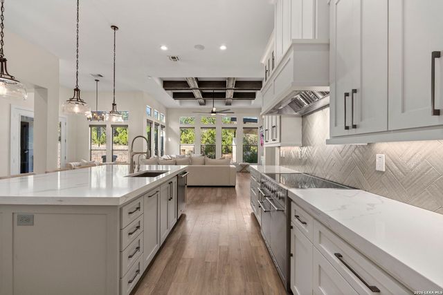 8941 BUCKSKIN DR, Boerne, TX 78006