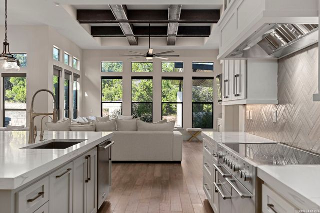 8941 BUCKSKIN DR, Boerne, TX 78006