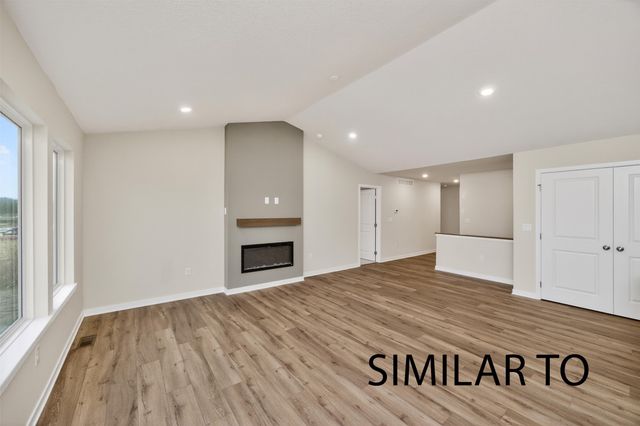 4275 Grover Woods Lane, Des Moines, IA 50317