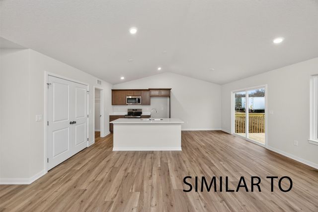 4275 Grover Woods Lane, Des Moines, IA 50317