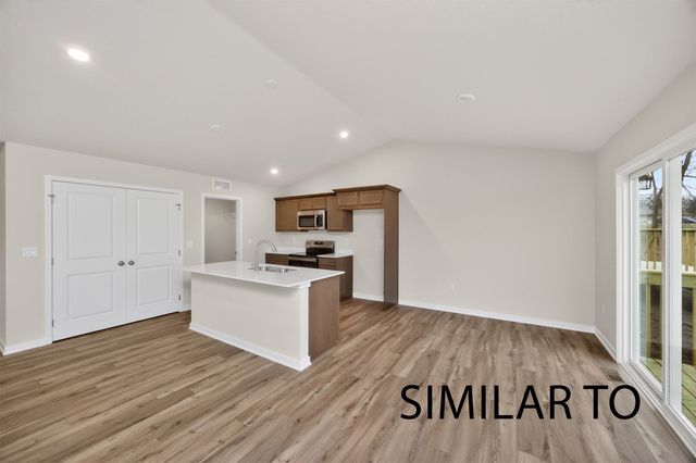 4275 Grover Woods Lane, Des Moines, IA 50317