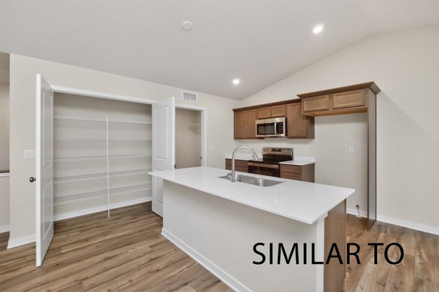 4275 Grover Woods Lane, Des Moines, IA 50317
